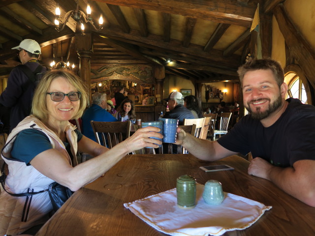 Mama und Markus im 'The Green Dragon' am Hobbiton Movie Set (18. Nov.)