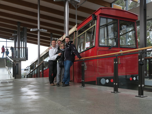 Ich, Papa, Mama und Markus in der Station Kelburn Termin der Wellington Cable Car (21. Nov.)