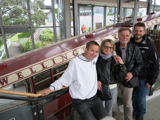 Ich, Mama, Papa und Markus in der Station Kelburn Termin der Wellington Cable Car (21. Nov.)