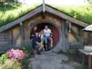 Papa, Markus, Mama und ich am Hobbiton Movie Set (18. Nov.)