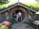 Papa, Markus, Mama und ich am Hobbiton Movie Set (18. Nov.)