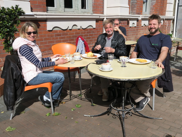 Mama, Papa und Markus beim Big Orange Ceramic Cafe in Whanganui (22. Nov.)