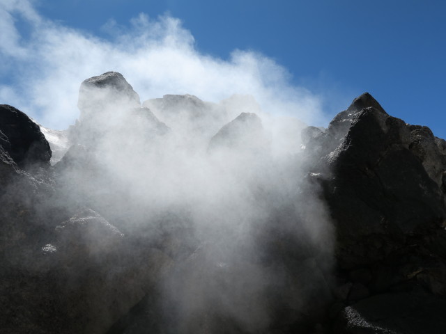 Tongariro Alpine Crossing: zwischen Mount Ngauruhoe und South Crater (23. Nov.)