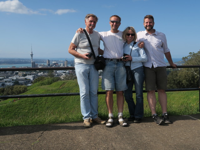 Papa, ich, Mama und Markus am Mount Eden, 196 m (26. Nov.)
