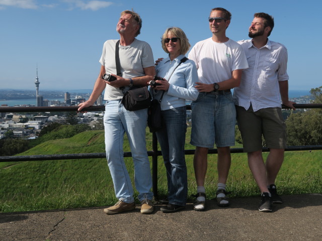 Papa, ich, Mama und Markus am Mount Eden, 196 m (26. Nov.)