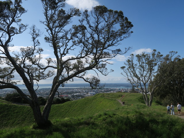 Mama, Papa und Markus am Mount Eden (26. Nov.)