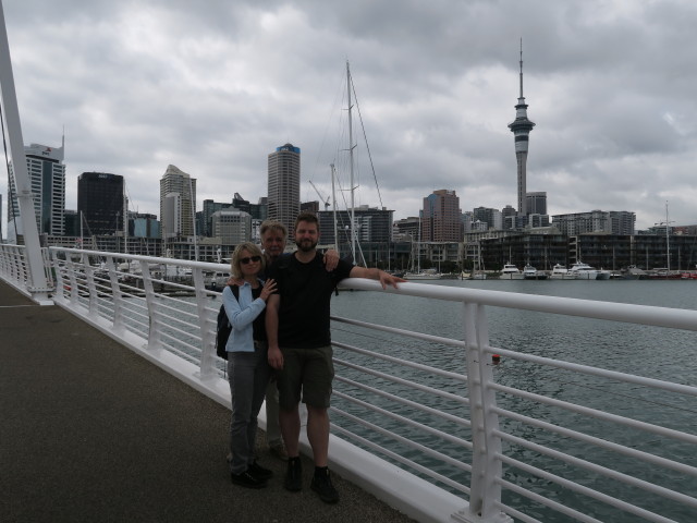 Mama, Papa und Markus auf der Wynyard Crossing Bridge in Auckland (27. Nov.)