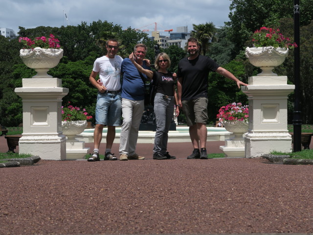 Ich, Papa, Mama und Markus im Albert Park in Auckland (27. Nov.)