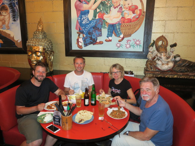 Markus, ich, Mama und Papa im 'Monsoon Poon' in Auckland (27. Nov.)