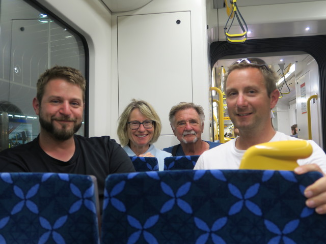 Markus, Mama, Papa und ich in der Southern Line der Auckland Transport Urban Rail (27. Nov.)