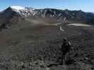 Tongariro Alpine Crossing: Markus zwischen South Crater und Mount Ngauruhoe (23. Nov.)