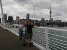 Ich, Mama, Papa und Markus auf der Wynyard Crossing Bridge in Auckland (27. Nov.)