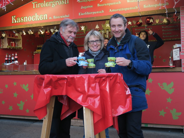 Papa, Mama und ich im Weihnachtsdorf Maria-Theresien-Platz