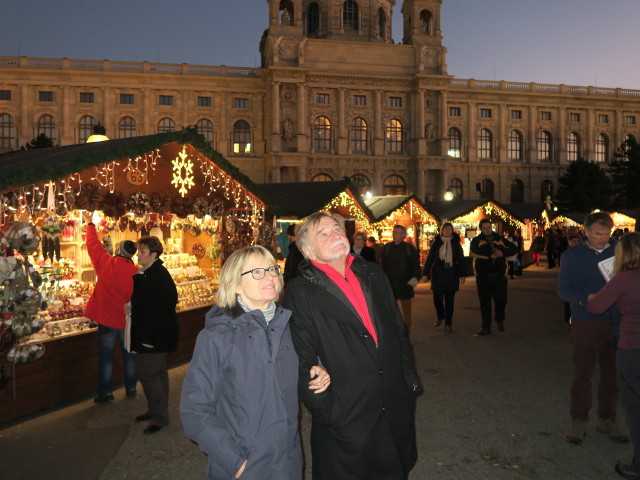 Mama und Papa im Weihnachtsdorf Maria-Theresien-Platz