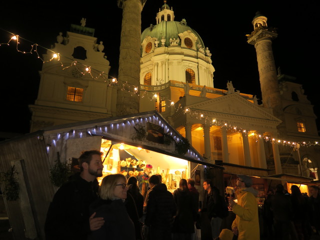 Markus und Mama am Kunst- und Handwerksmarkt Karlsplatz