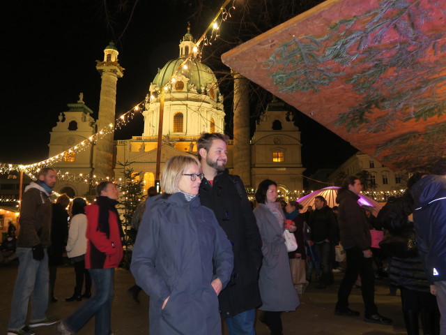 Mama und Markus am Kunst- und Handwerksmarkt Karlsplatz