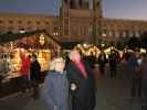 Mama und Papa im Weihnachtsdorf Maria-Theresien-Platz