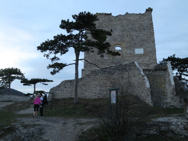 Elisabeth und Patrick in der Ruine Burg Mödling