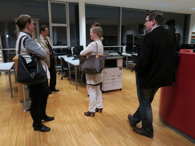 Bettina, ?, Petra und Jürgen in der Bibliothek