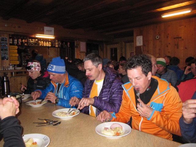 Birgit, Erich, Wolfgang und Rudolf in der Schönbielhütte, 2.694 m (19. März)