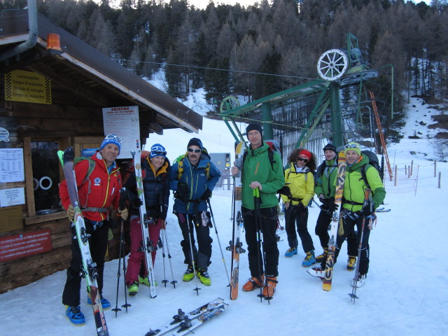 Erich, Birgit, Wolfgang, Herbert, Anabel, ? und Rudolf bei der Talstation des T&eacute;l&eacute;ski Les Fontanesses I, 1.980 m (21. M&auml;rz)