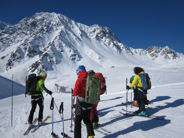 Rudolf, Erich, Birgit, Herbert und Anabel bei der Talstation des T&eacute;l&eacute;ski Les Fontanesses III, 2.440 m (21. M&auml;rz)