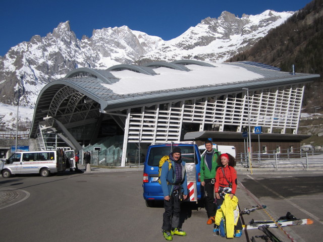 Wolfgang, Herbert und Anabel bei der Talstation der Funivie Monte Bianco, 1.300 m