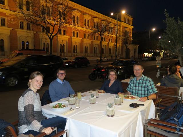 Johanna, Jakob, Doris und ich in der CserniBar