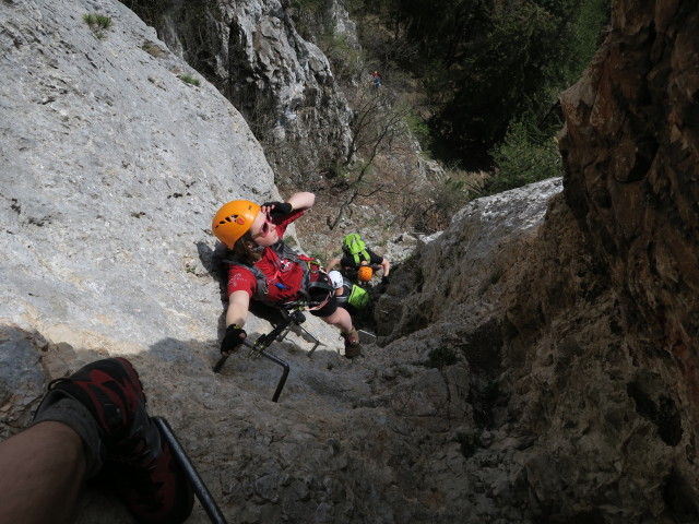 Wildenauer-Klettersteig: Hannelore vor dem Steigbuch