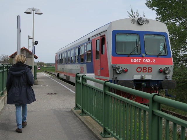 5047 053-3 als R 7233 in der Haltestelle Obersdorf