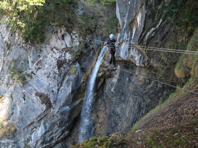 Klettersteig 'Wasserfall St. Anton im Montafon': Marisa auf der zweiten Seilbrücke