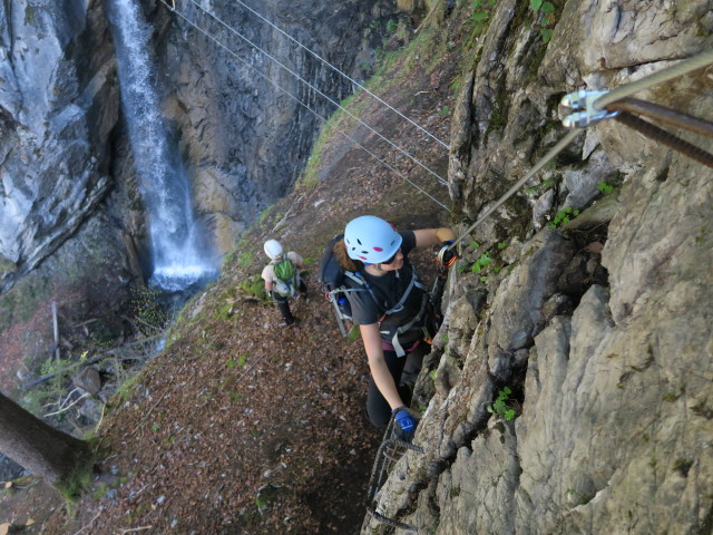 Klettersteig 'Wasserfall St. Anton im Montafon': Marisa nach der zweiten Seilbrücke