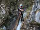 Klettersteig 'Wasserfall St. Anton im Montafon': Marisa auf der zweiten Seilbrücke