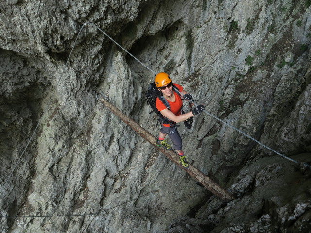 Tristans Kirchbogen-Klettersteig: Verena auf der Schlundbrücke