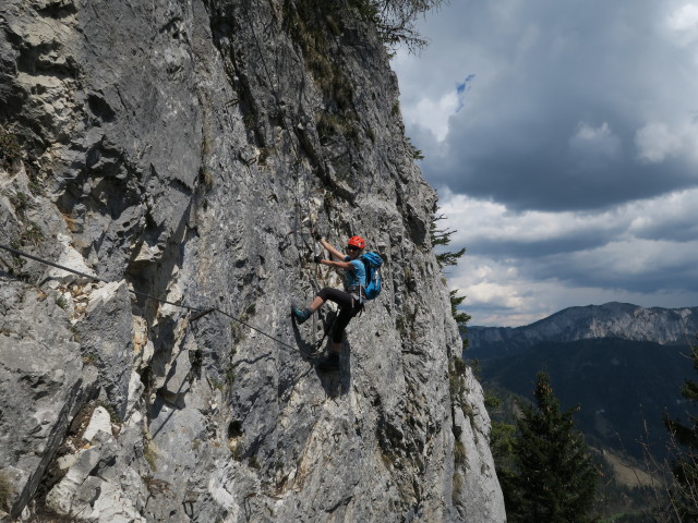 Tristans Kirchbogen-Klettersteig: Verena in der Gipfelwand