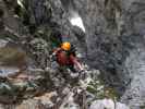 Tristans Kirchbogen-Klettersteig: Verena zwischen Schlundbrücke und Gattsprung