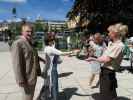 Reinhard, Irene, Michael und Christiane beim Rathaus von Bad Vöslau
