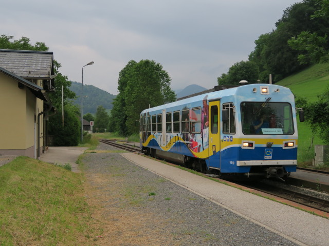 VT10 als R 6930 im Bahnhof Gstadt, 375 m