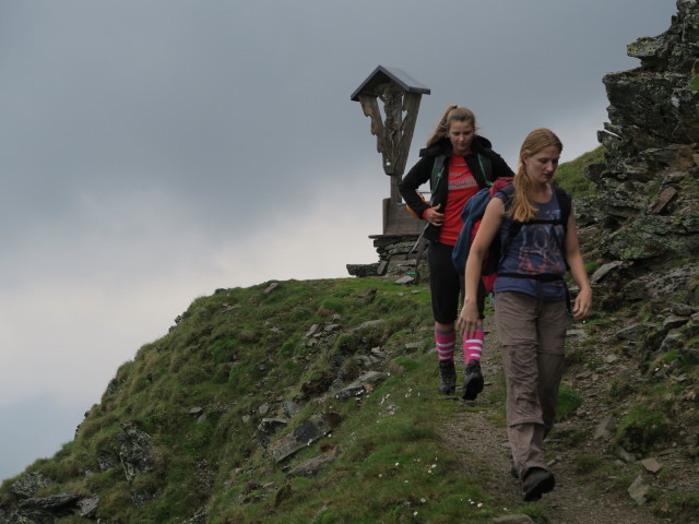 Miriam und Evelyn am Wiener Höhenweg zwischen Oberer Seescharte und Gitterbach (2. Juli)