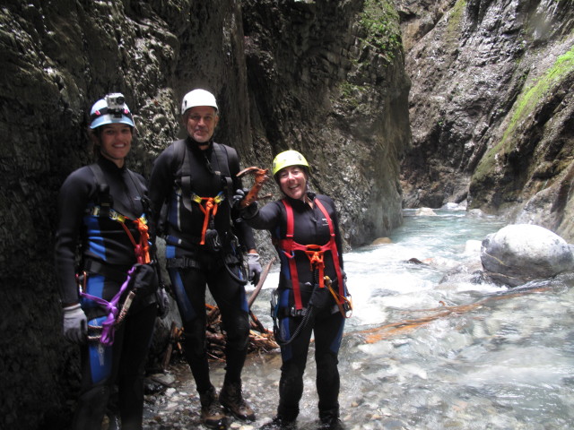 Klabauter-Klettersteig: Ursula, Josef und Ulrike in der ersten Finsternis