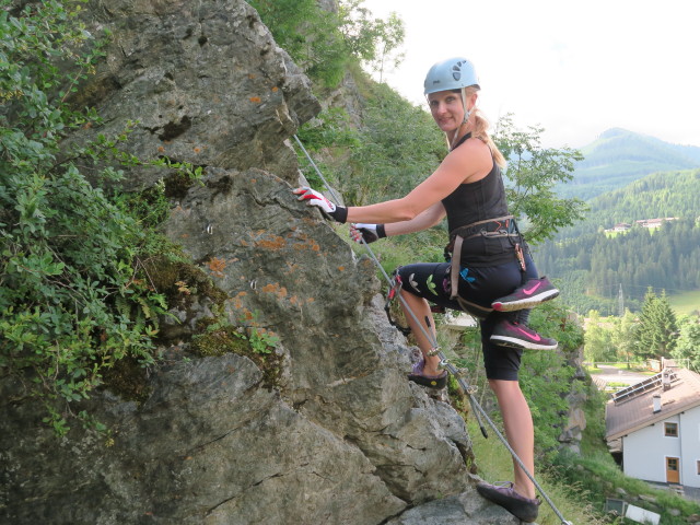 Klettersteig 'Burg Heinfels': Evelyn im Familienklettersteig