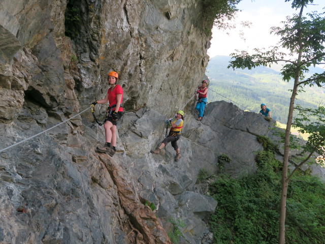 Klettersteig 'Burg Heinfels': Hannelore, Ulrike, Edith und Irene in der Wandtraverse