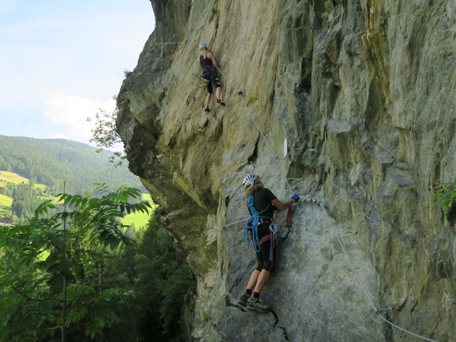 Klettersteig 'Burg Heinfels': Evelyn und Irmgard in der Schlusswand