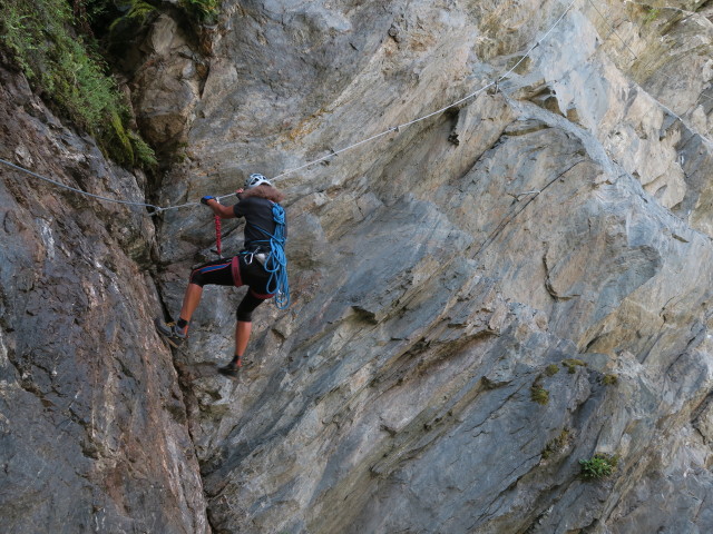 Klettersteig 'Burg Heinfels': Irmgard in der Wandtraverse