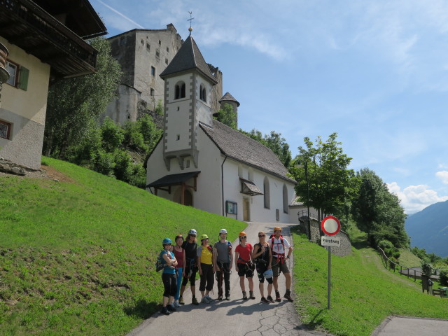 Irene, Edith, Irmgard, Ulrike, Erich, Hannelore, Evelyn und ich bei der Burg Heinfels, 1.130 m