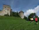 Ulrike, Irene und Hannelore bei der Burg Heinfels, 1.130 m