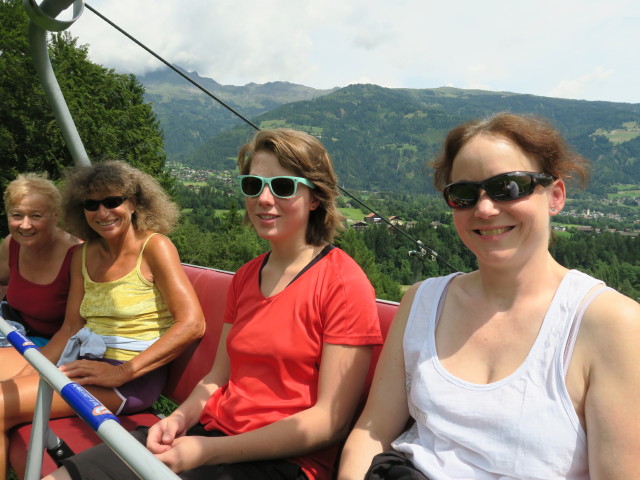 Edith, Irmgard, Hannelore und Irene in der Schlossbergbahn