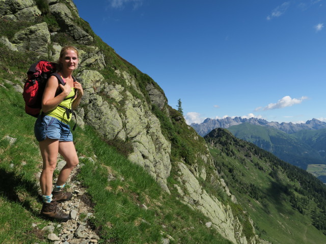 Evelyn am Weg 445 zwischen Karnischem H&ouml;henweg und Sch&ouml;nj&ouml;chl