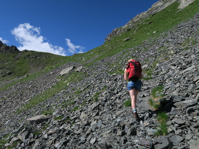 Evelyn am Weg 445 zwischen Karnischem Höhenweg und Schönjöchl