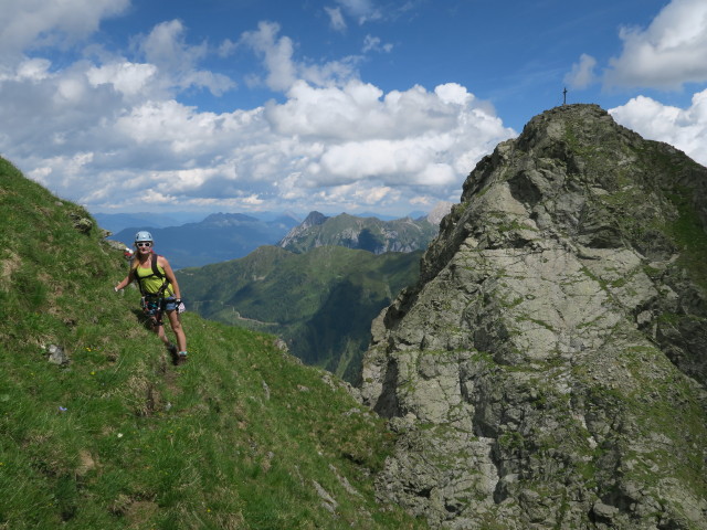 Evelyn zwischen Steinwand und Passo dell' Agnello